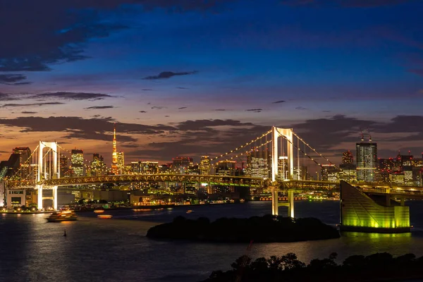 Tokyo şehri Kanto Japonya Odaiba tokyo bay Sunset Twilight üzerinde Gökkuşağı köprü ve Tokyo körfezi Sunset Twilight üzerinde Tokyo siluetleri havadan görünümü.