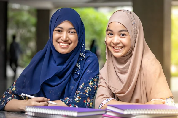 Jugendliche Junge Erwachsene Asiatische Thailändische Muslimische Universitätsstudenten Lesen Buch Und — Stockfoto