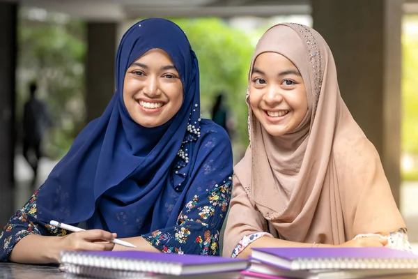 Tonåring Ung Vuxen Asiatisk Thailändsk Muselman Högskola Studenter Läsa Bok — Stockfoto