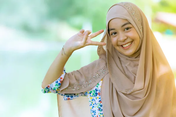 Retrato Buen Aspecto Feliz Joven Adolescente Musulmán Islámico Asiático Universidad —  Fotos de Stock