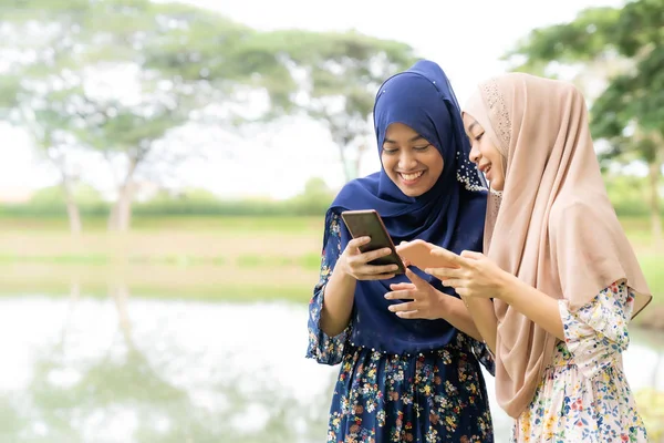 Jovem Adolescente Adulto Muçulmano Islâmico Tailandês Mulheres Asiáticas Usando Smartphones — Fotografia de Stock