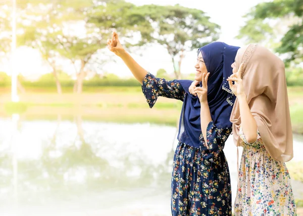 Giovane Adolescente Musulmano Islamico Tailandese Asiatico Donne Università Studenti Utilizzando — Foto Stock