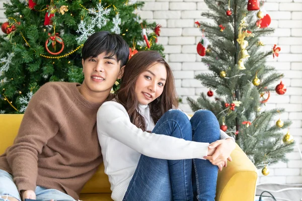 Jong Aziatisch Volwassen Tiener Paar Knuffelen Vieren Kerstvakantie Samen Woonkamer — Stockfoto