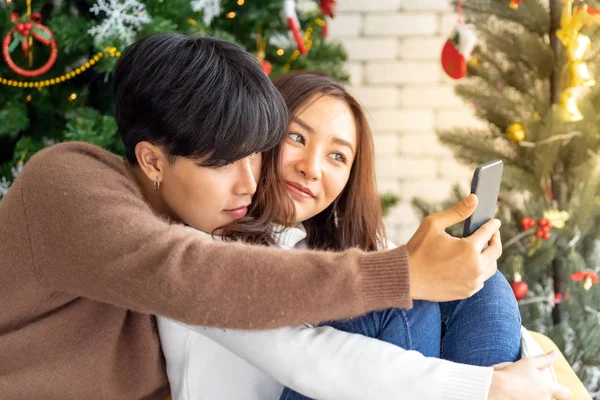 Молодая Азиатская Пара Подростков Сделать Свое Селфи Фотографирование Празднования Рождества — стоковое фото