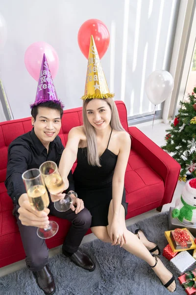 Unga Vuxna Asiatiska Par Firar Nyår Jul Semester Med Mousserande — Stockfoto