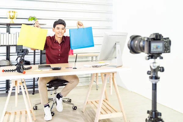 Joven Asiático Hombre Línea Comerciante Blogger Grabación Vídeo Vlog Vivo —  Fotos de Stock