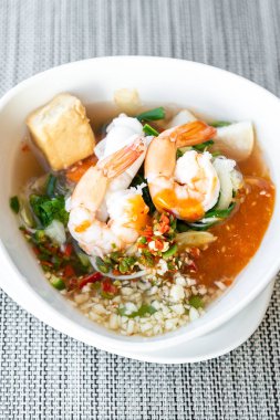 Deniz Ürünleri Tay suki Sukiyaki - Karides ve balık ile baharatlı soya ezmesi karıştırılır erişte