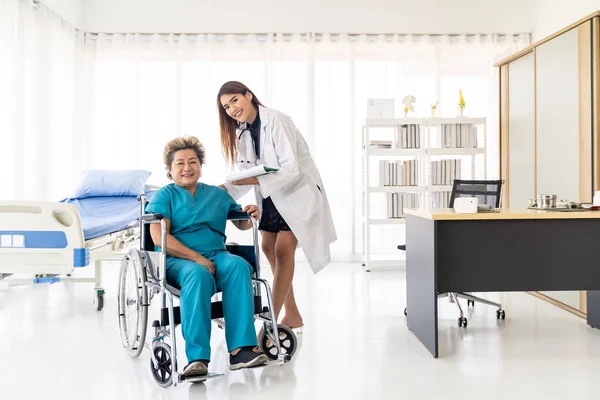 Cuidador Médico Confianza Asiático Hablando Problemas Salud Con Anciana Anciana — Foto de Stock