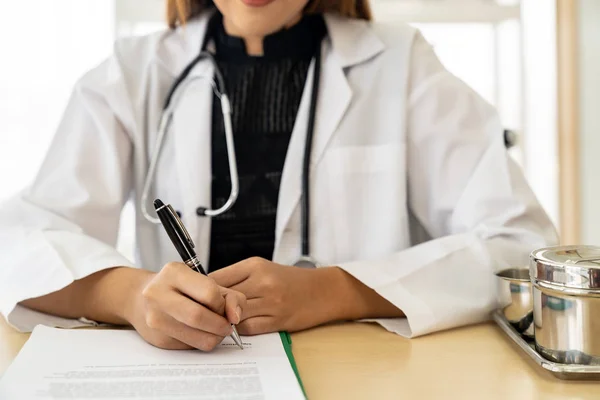 Primo Piano Fiducioso Medico Medico Femminile Seduta Sala Esami Ospedale — Foto Stock