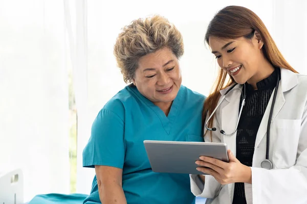 Aziatisch Vertrouwen Arts Met Behulp Van Digitale Tablet Uiten Gezondheidsproblemen — Stockfoto