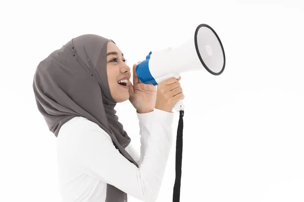 Fiatal Felnőtt Muszlim Arab Hidzsábot Visel Kommunikál Kiabál Hangosan Kezében — Stock Fotó