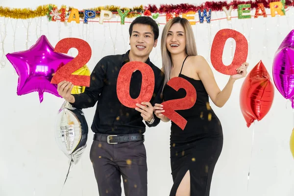 Młoda Para Imprezie Czerwonej Liczbie Lat 2020 Szczęśliwego Nowego Roku — Zdjęcie stockowe