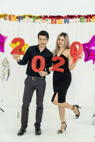 2020年の赤い数字を持つパーティーで若いカップル お正月のお祝い — ストック写真