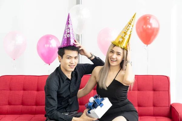 Portrait Couple Holding Gift Box Present Celebraing New Year Party — Stock Photo, Image