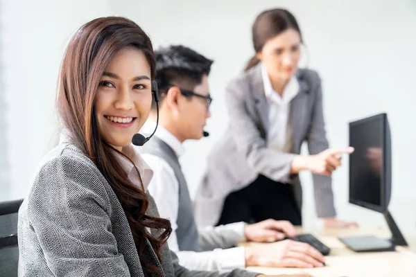 Joven Adulto Amigable Agente Operador Confianza Mujer Sonriendo Con Auriculares — Foto de Stock