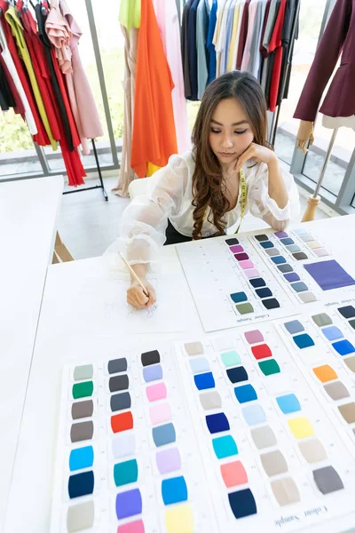 一个年轻的成人时装设计师在她的工作室里绘画和素描她的作品 她的色彩调色板是唯一的所有者 用于创业者创业概念 — 图库照片