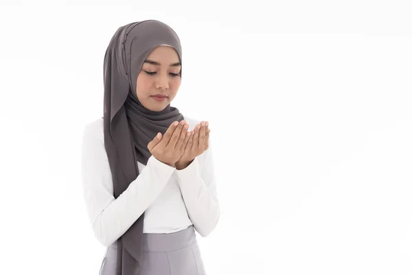 若い大人のイスラム教徒の女性は イスラム教徒の神の祝福の祈りのためのデュアスを作る 白い背景に孤立した女性のスタジオショット — ストック写真