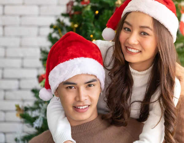 Молодая Азиатская Взрослая Пара Подростков Обнимает Празднует Рождество Праздник Вместе — стоковое фото