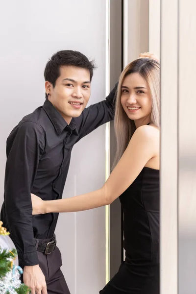 Retrato Pareja Celebrando Las Vacaciones Año Nuevo Navidad Sala Estar — Foto de Stock