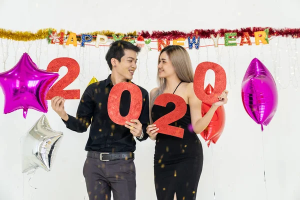 Casal Jovem Uma Festa Segurando Número Vermelho Ano 2020 Feliz — Fotografia de Stock