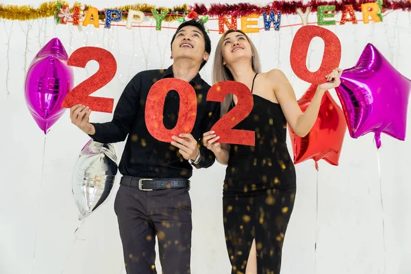 Casal Jovem Uma Festa Segurando Número Vermelho Ano 2020 Feliz — Fotografia de Stock