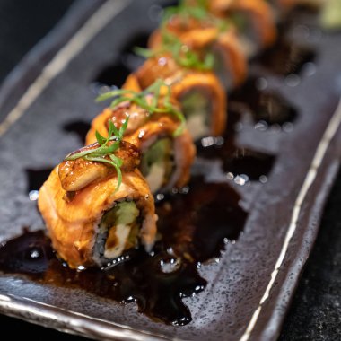 Somon foie gras roll, füzyon Japon mutfağı yemekleri.