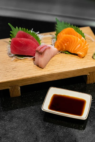 Sashimi Cocina Tradicional Japonesa Conjunto Frescura Salmón Crudo Atún Bajo —  Fotos de Stock