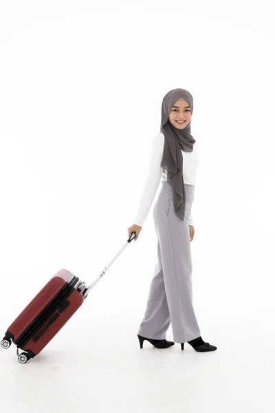 Full Body Portait Van Vrolijke Aziatische Moslim Toeristische Reiziger Vrouw — Stockfoto