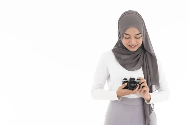 カメラと笑顔を保持幸せな若い大人のアジアのイスラム教徒の女性の観光客や写真家の肖像画 白い背景に孤立した女性のスタジオショット — ストック写真