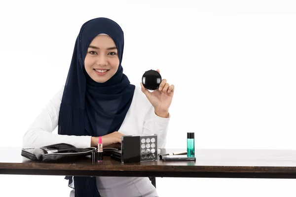 若いイスラム教徒の女性は化粧品を保持し スタジオで撮影した白い背景にブログやブロガーとして製品を確認するためにカメラを探して ファッションと美容の概念のための使用 — ストック写真