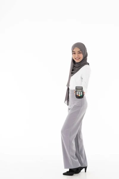Teljes Test Portré Magabiztos Boldog Mosolygós Női Muszlim Edc Gép — Stock Fotó