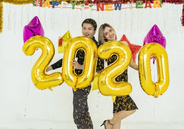 参加2020年气球派对的年轻夫妇 祝您新年快乐 — 图库照片