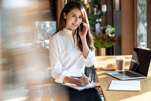 Succès Femelle Jeune Adulte Asiatique Pigiste Travaillant Dans Café Avec — Photo