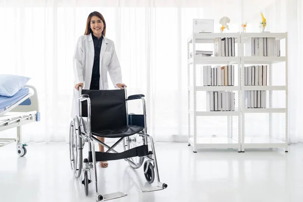 Portrait Confident Female Doctor Medical Professional Holding Wheelchair Examination Room — Stock Photo, Image