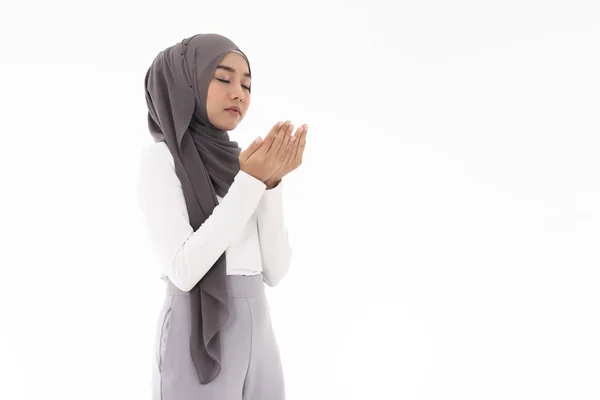 年轻的穆斯林成年女子为穆斯林神做Duas祝福祷告 被白色背景隔离的妇女的演播室照片 — 图库照片