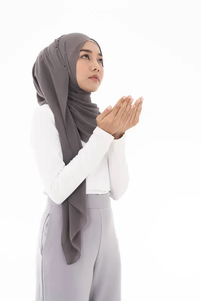 若い大人のイスラム教徒の女性は イスラム教徒の神の祝福の祈りのためのデュアスを作る 白い背景に孤立した女性のスタジオショット — ストック写真