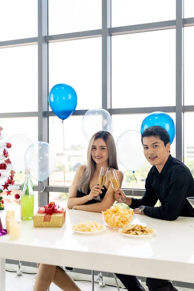 Young Asian Adult Couple Celebrating New Year Christmas Holiday Sparkling — Stock Photo, Image