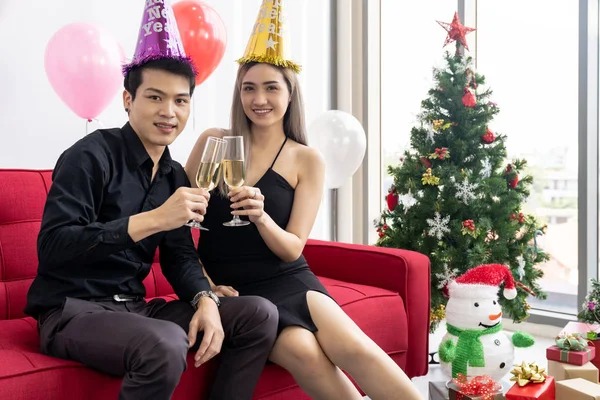 Joven Asiático Adulto Pareja Celebrando Año Nuevo Navidad Vacaciones Con —  Fotos de Stock