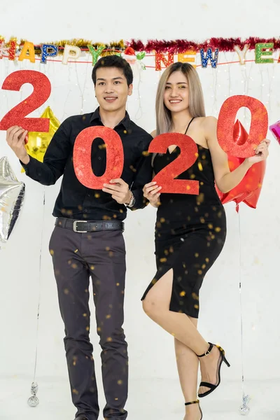 Mladý Pár Večírku Červeným Číslem Roku2020 Šťastný Nový Rok Oslavy — Stock fotografie