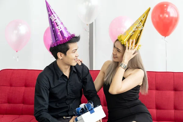 Retrato Pareja Que Sostiene Caja Regalo Presente Celebrando Las Vacaciones — Foto de Stock