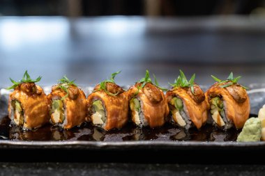 Somon foie gras roll, füzyon Japon mutfağı yemekleri.
