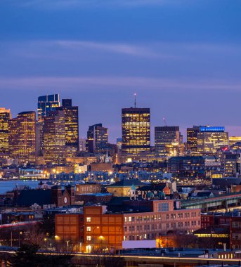 Boston Cityscape gece Boston Ma Usa için karayolu izi ile.