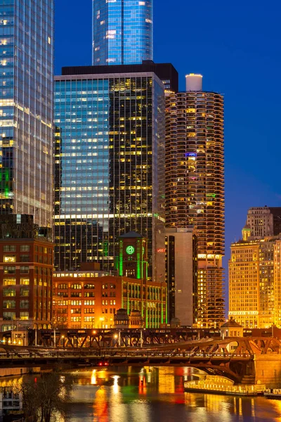 Chicago City şehir merkezinde ve Chicago River 'da gün batımı gecesi Chicago Illinois ABD' de.