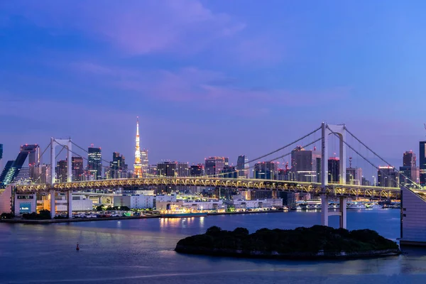 東京湾の日の出の夜明け 東京湾に浮かび上がったレインボーブリッジと東京タワーを持つ東京のスカイラインの航空写真 — ストック写真
