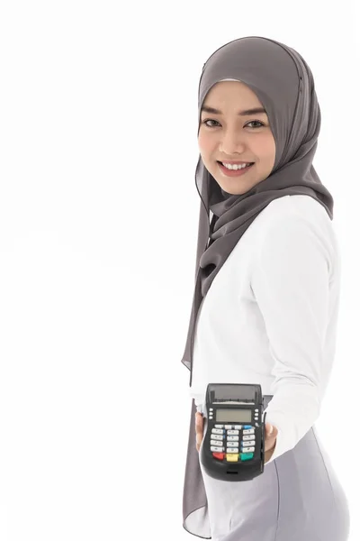 Halflichaams Portret Van Zelfverzekerde Vrolijke Lachende Moslimvrouw Met Edc Machine — Stockfoto