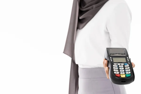 特写自信快乐的女性穆斯林女性 带着Edc机作为店主的概念 工作室拍摄白色背景 将消费主义和购物狂概念用于销售 — 图库照片