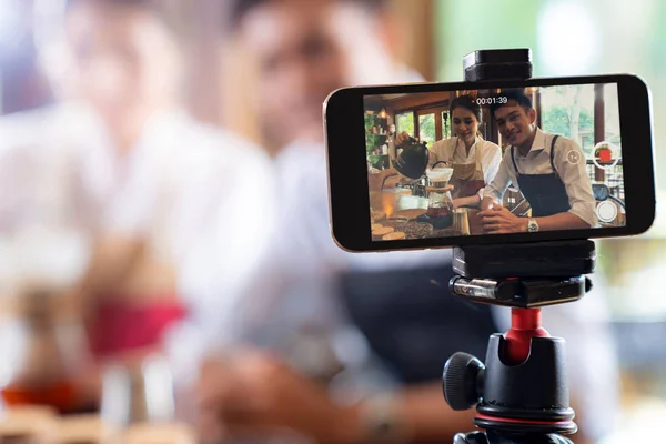 Vlog Adulto Joven Propietario Asiático Empresario Revisar Cafetería Vivir Las —  Fotos de Stock