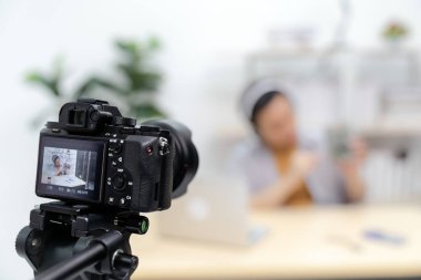 Genç Asyalı erkek It vlogger ve blog yazarı dijital kamerayla video kaydetmek için laptop sabit diskinde Teknoloji upgrand 'ı canlı yayınlıyorlar. Çevrimiçi sosyal medya kavramı. Kameraya odaklan..