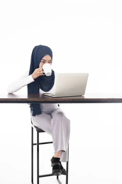 Asiático Jovem Adulto Mulher Vestindo Hijab Usando Laptop Beber Café — Fotografia de Stock