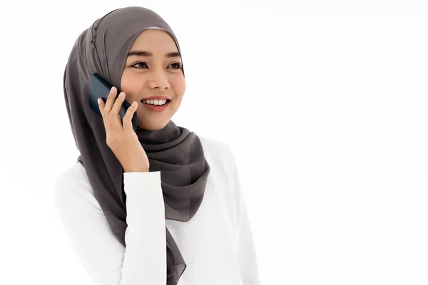 Porträtt Attraktiva Asiatiska Unga Vuxna Muslimska Kvinna Vit Hijab Talar — Stockfoto